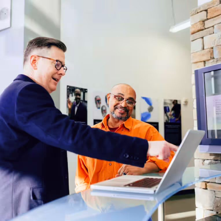 Imagem mostrando profissionais da cadeia de suprimentos usando o relatico: o software SRM para gerenciamento estratégico Lieferant