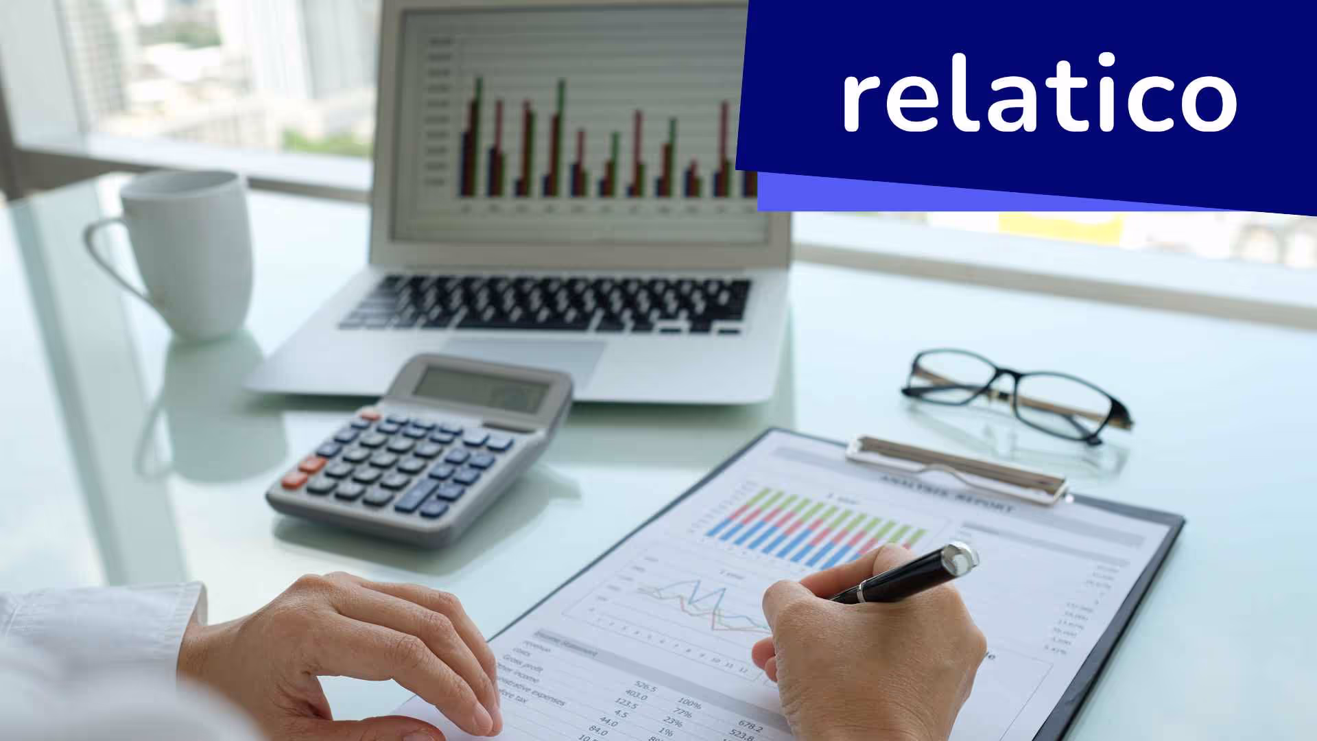 Explore as vantagens e os desafios estratégicos do single sourcing e do dual sourcing em compras. Saiba como o single sourcing promove a otimização de custos, a comunicação simplificada e a garantia de qualidade, ao mesmo tempo em que compreende os riscos da dependência do Lieferant . Compare-o com o fornecimento duplo para uma abordagem equilibrada da resiliência e eficiência da cadeia de suprimentos.