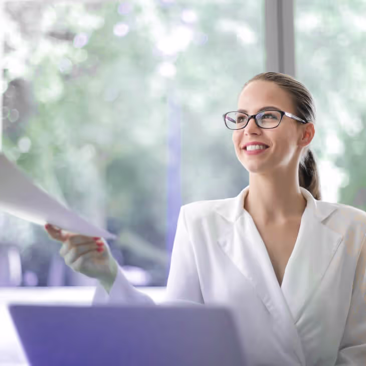 Foto mostrando um funcionário de escritório usando o relatico: o software SRM para gerenciamento estratégico Lieferant