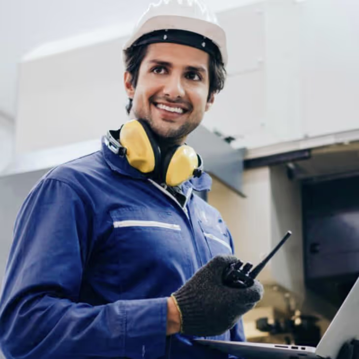 Imagem mostrando o profissional que trabalha na cadeia de suprimentos usando o relatico para folhas de produtos