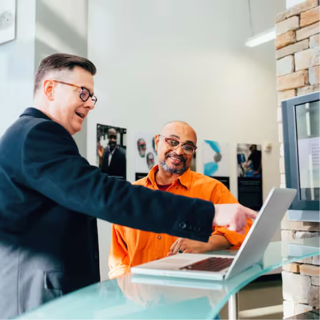 foto de estoque de um funcionário da cadeia de suprimentos que usa o software de gerenciamento relatico Lieferant .